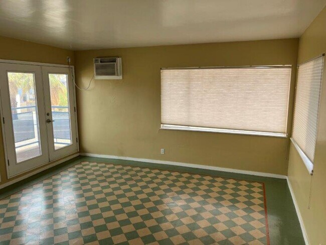 Foto del edificio - 2583 N Palm Canyon Dr