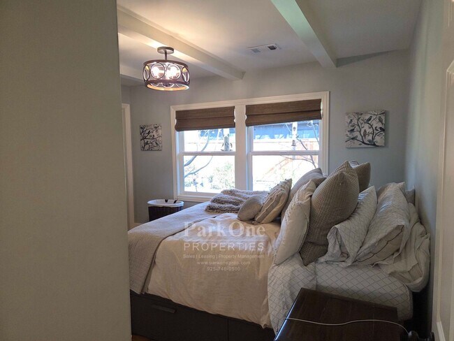 Building Photo - Charming Home with Detached Office in Lafayette Saranap