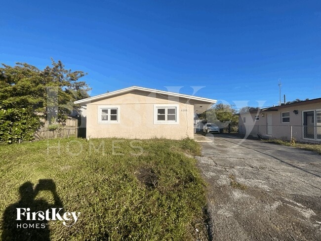 Building Photo - 5649 SW 36th Ct