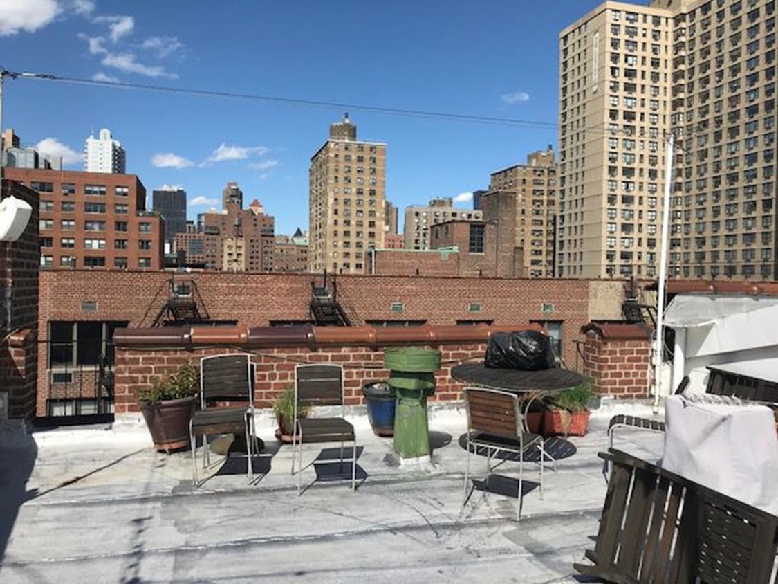 Foto principal - 219 East 25th Street