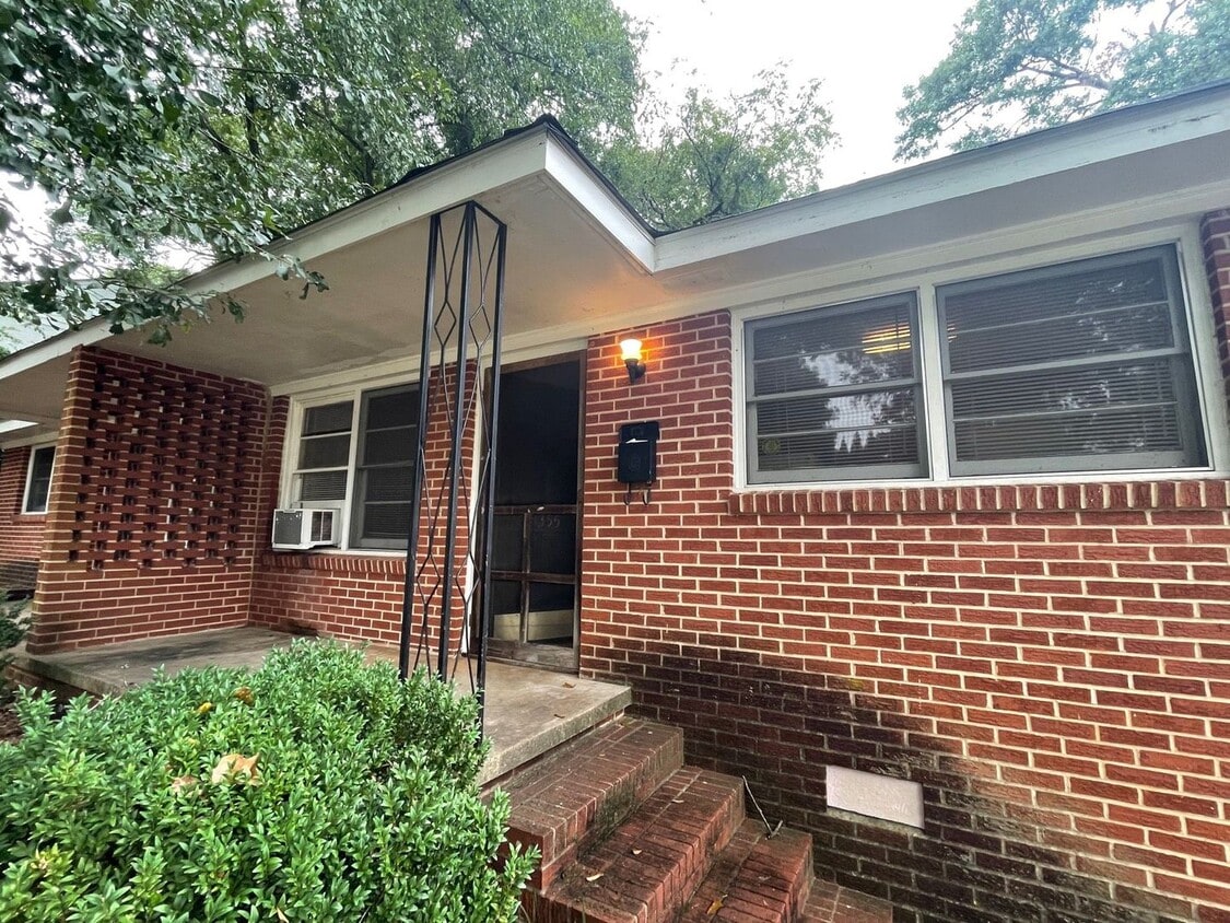 PRE-LEASING FOR AUGUST 2026! WALK TO CAMPUS! - PRE-LEASING FOR AUGUST 2026! WALK TO CAMPUS!