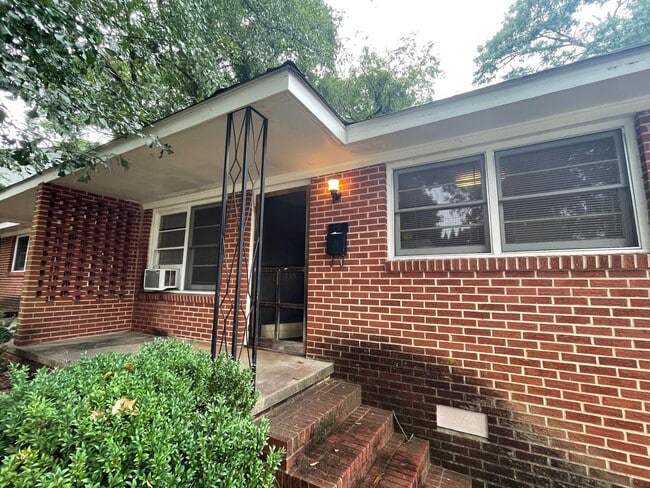 PRE-LEASING FOR AUGUST 2026! WALK TO CAMPUS! - PRE-LEASING FOR AUGUST 2026! WALK TO CAMPUS! House