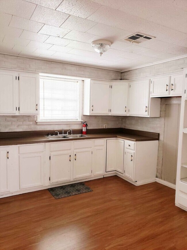Building Photo - 734 Bellanger St