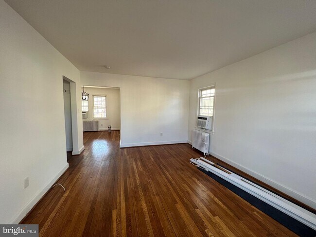 Building Photo - 118 N Brookside Dr