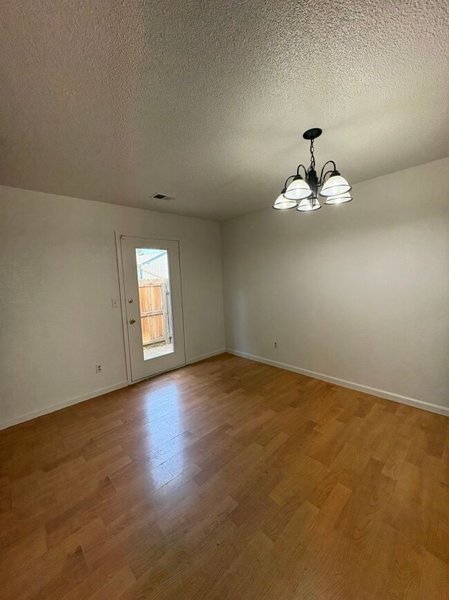 Building Photo - Updated 3 Bedroom 2.5 Bath Townhome