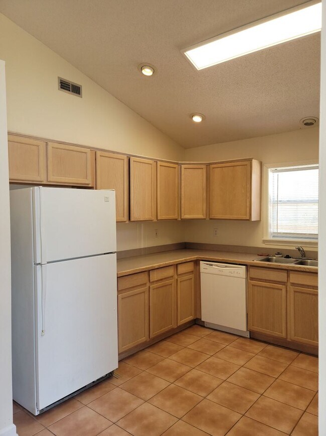 Foto del edificio - Beachside Living in Surfside – 3BR/2BA Cor...