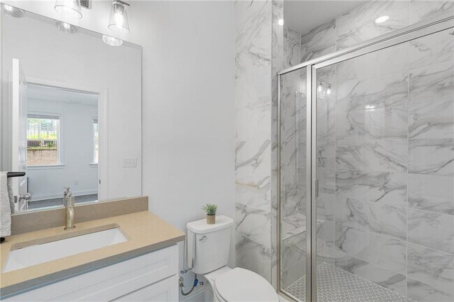 Foto del edificio - 6543 Beacon Dr