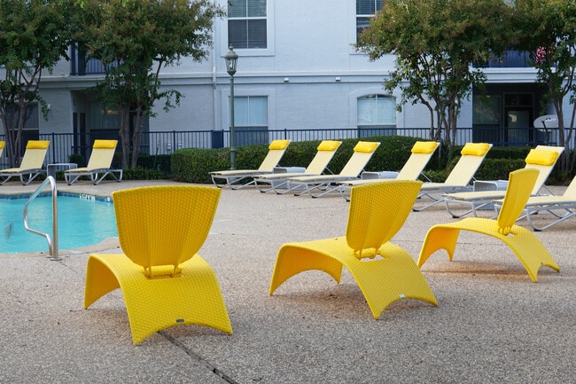 Building Photo - Tuscany at Lakepoint