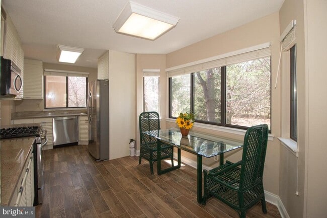 Building Photo - 501 Sayre Dr