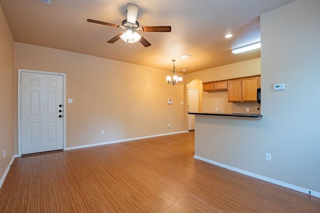 Foto del edificio - AVAILABLE NOW! BEAUTIFUL 3 BEDROOM TOWNHOU...