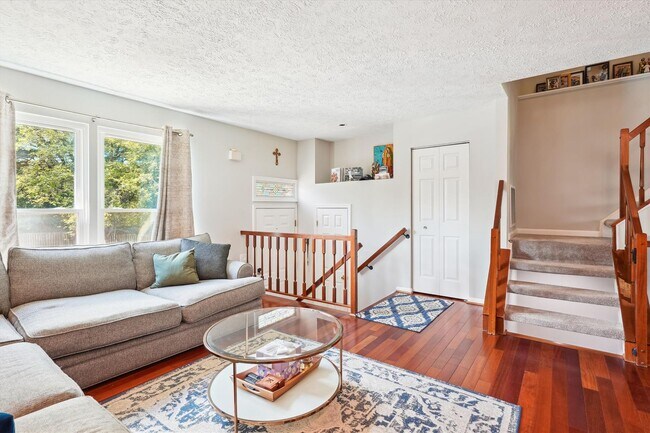 Building Photo - Charming 3BR/3.5BA Amberfiled Townhome in ...