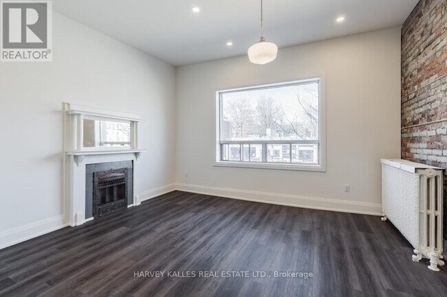 Photo du bâtiment - 657 St Clair Ave W
