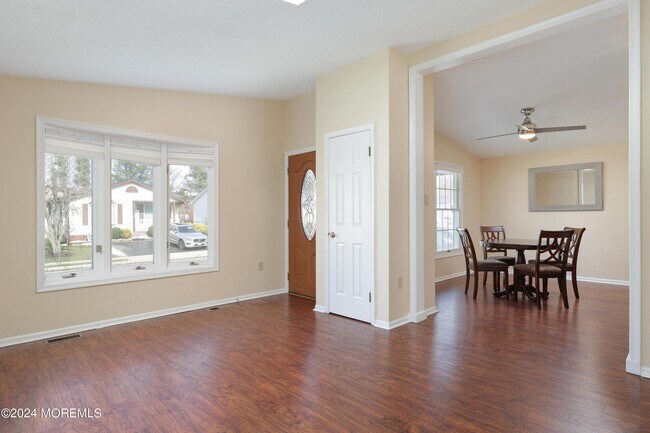 Foto del edificio - 16 Pinetree Ln