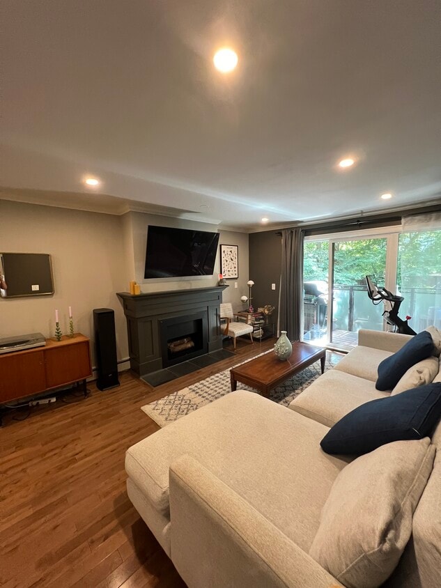 Primary Photo - 1066 8th Av E