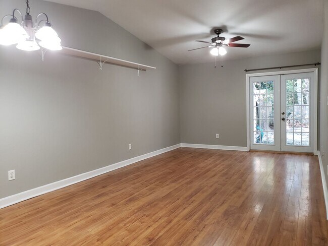 Foto del edificio - Beautifully updated townhome with stainless steel appliances and wood floors!