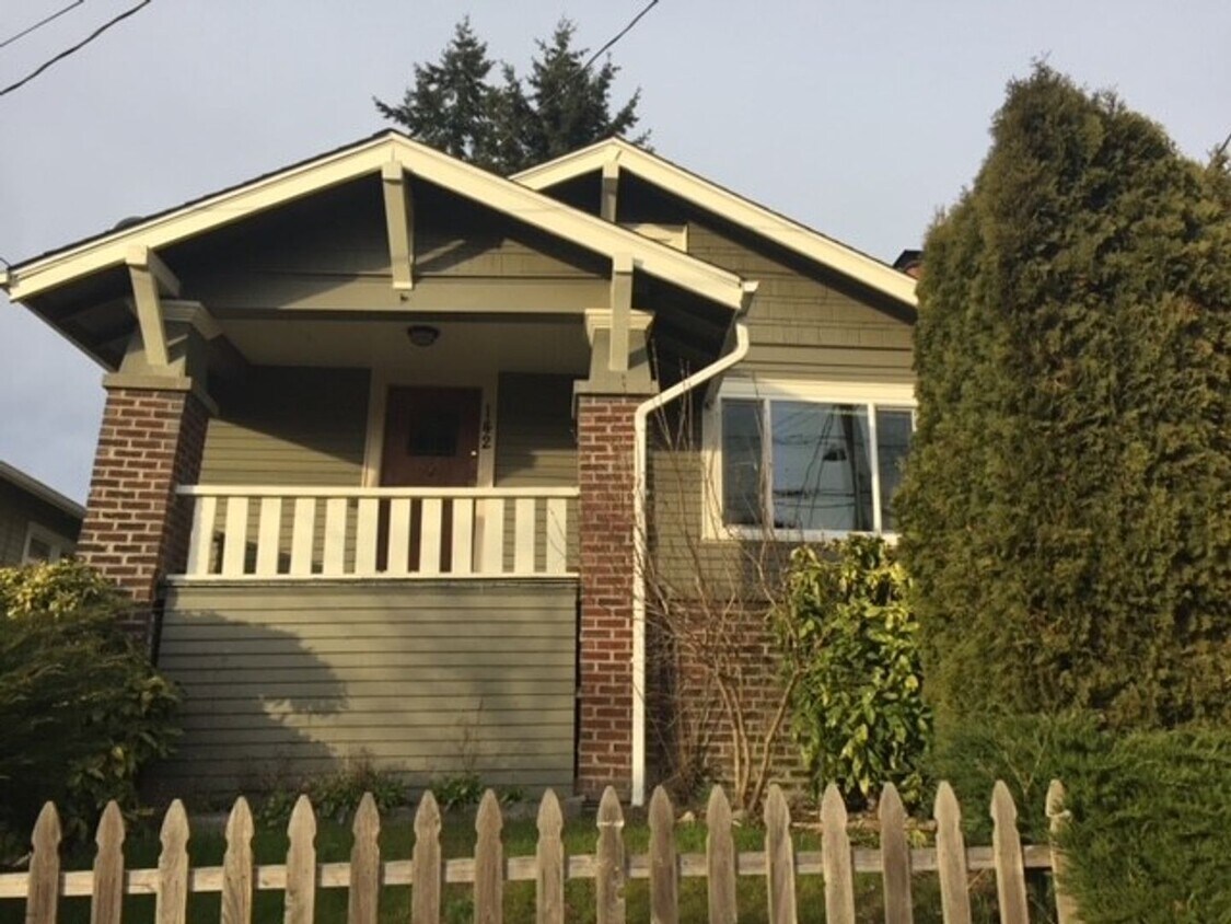 Primary Photo - Wallingford 2 Bedroom House with Fenced Ya...