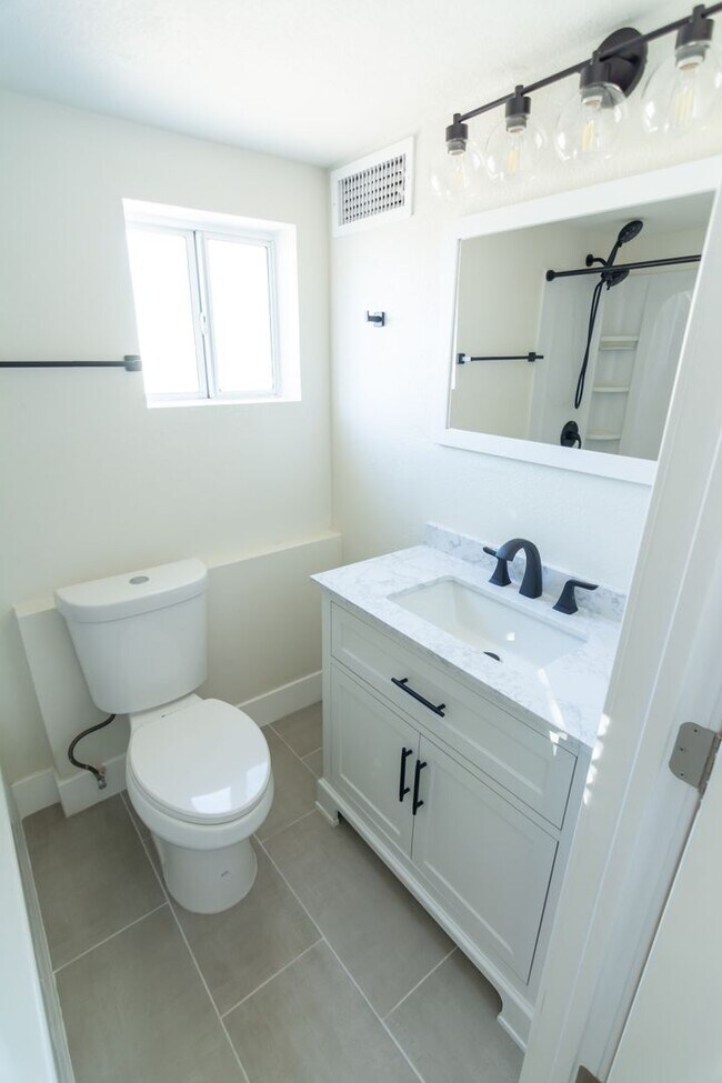 Foto del edificio - GORGEOUSLY REMODELED 3 BEDROOM 2 BATHROOM ...