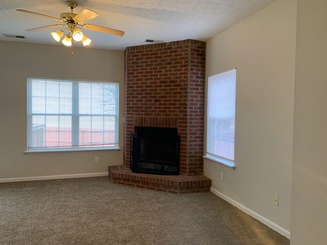 Building Photo - Spacious House in Great Acres  250211