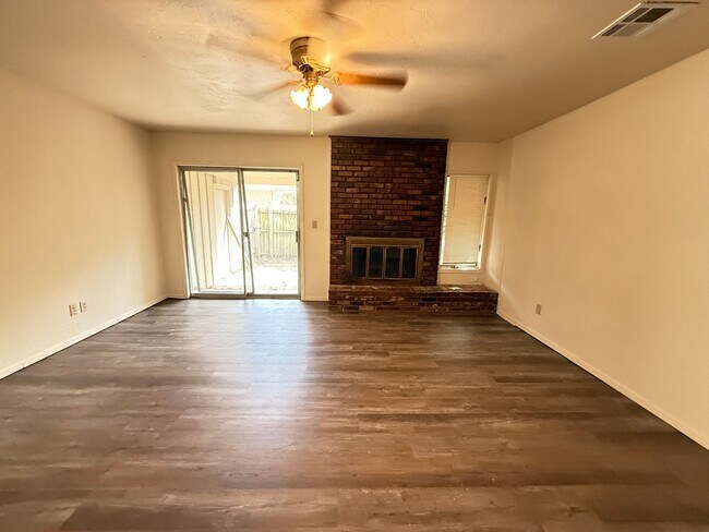 Foto del edificio - Three bedroom duplex with vinyl flooring. ...