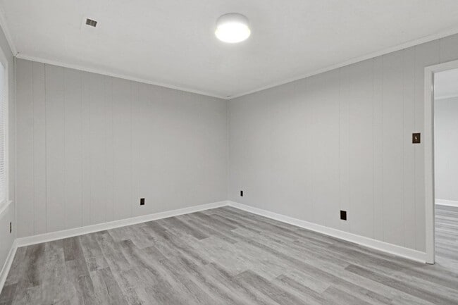 Building Photo - MOVE-IN READY! 3 BR, 1 BA Brick Ranch *EXCELLENT Wayne Mem. Drive Location!*