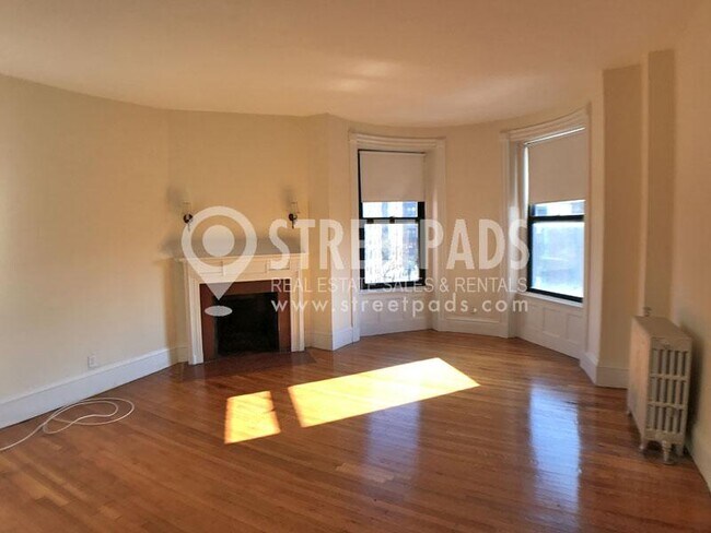 Building Photo - bedroom in Boston MA 02115