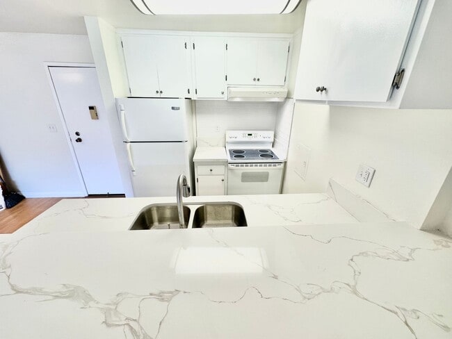 Foto del edificio - Spacious 1 Bedroom Condo on PCH