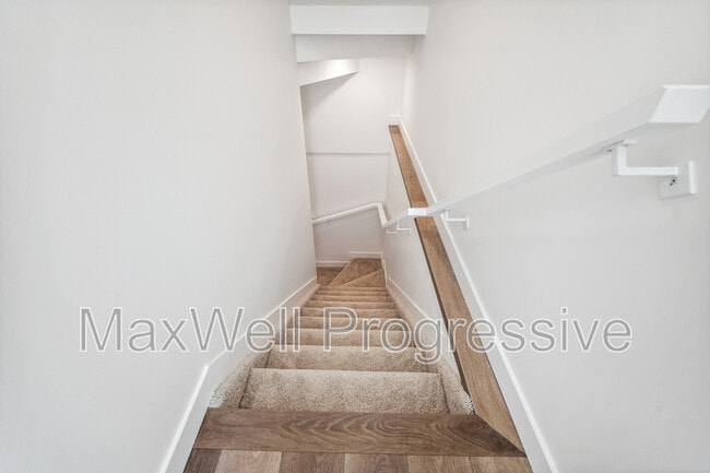 Building Photo - 10427-10470 70 Ave NW