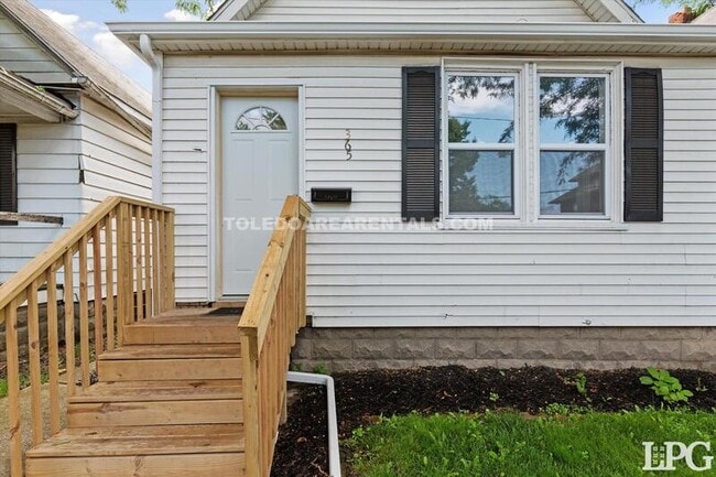 Building Photo - 365 Burger St