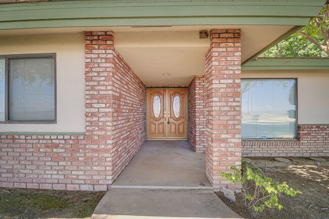 Building Photo - Ranch in NW Bakersfield w/Pool!