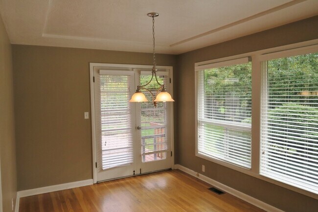 Building Photo - Refurbished Bridlemile 4 bedroom - fresh p...