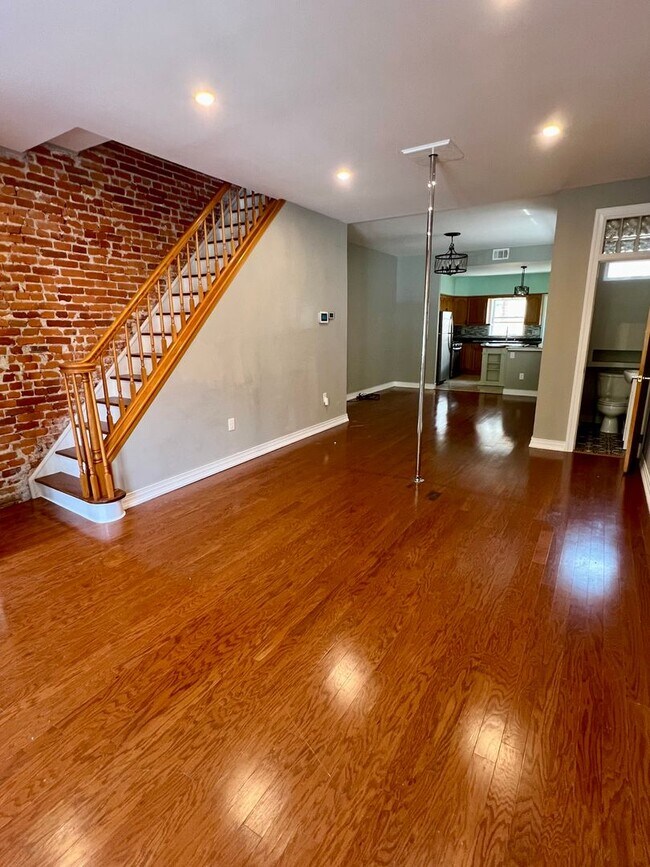 Building Photo - Stunning 3-Bedroom Townhome in South Philadelphia! Available February 1st!