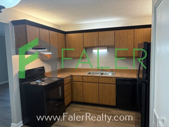 Building Photo - Spacious 2nd Floor Condo