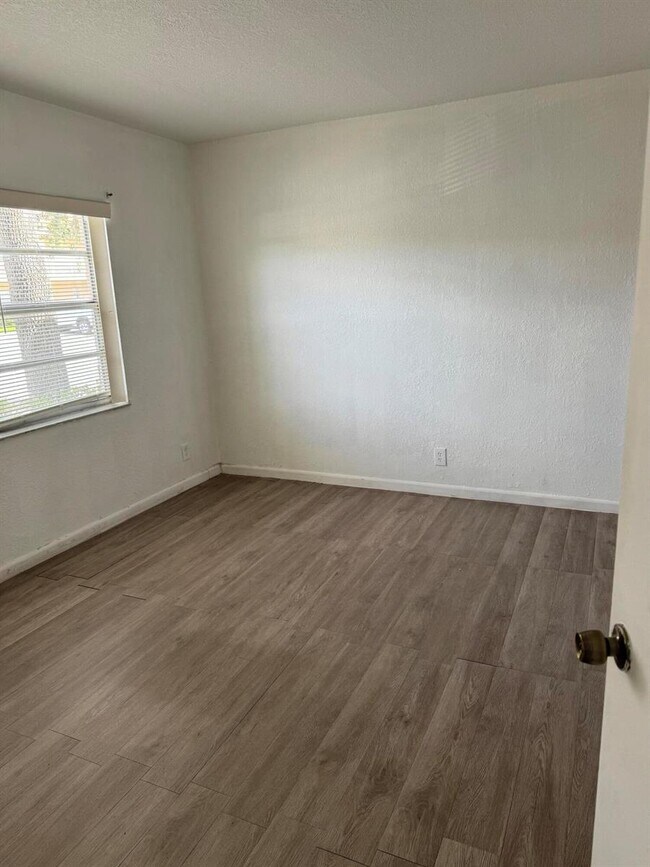 Building Photo - 10202 Twin Lakes Dr