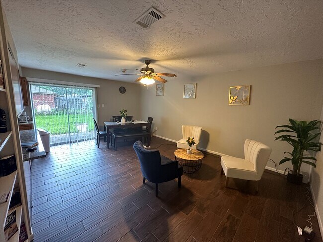 Foto del edificio - 9939 Valley Park Dr