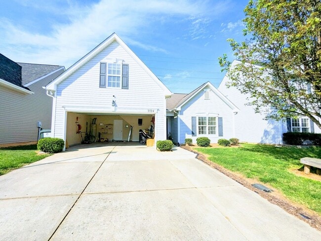 Building Photo - 4 Bedroom Single Family Home in Villages o...