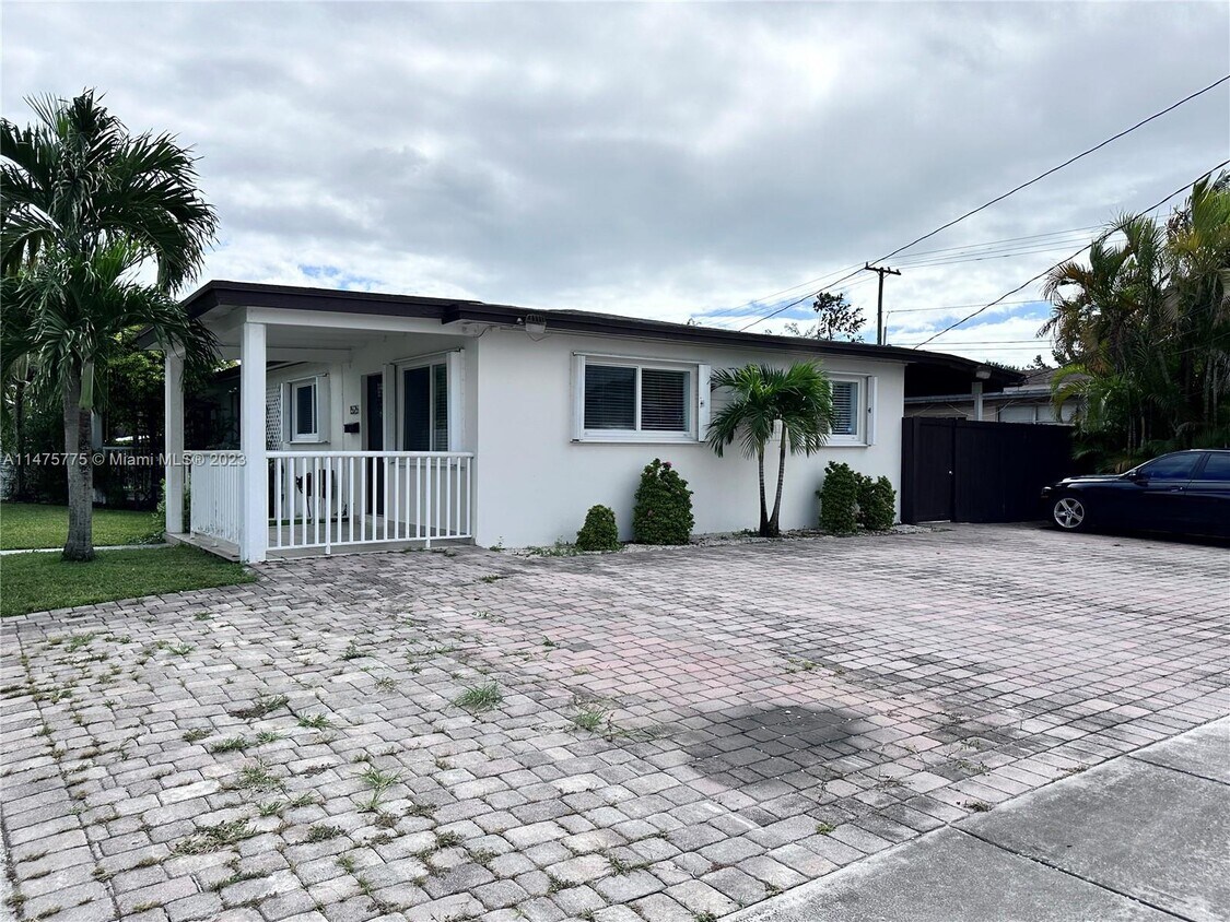 Primary Photo - 1525 SW 70th Ave
