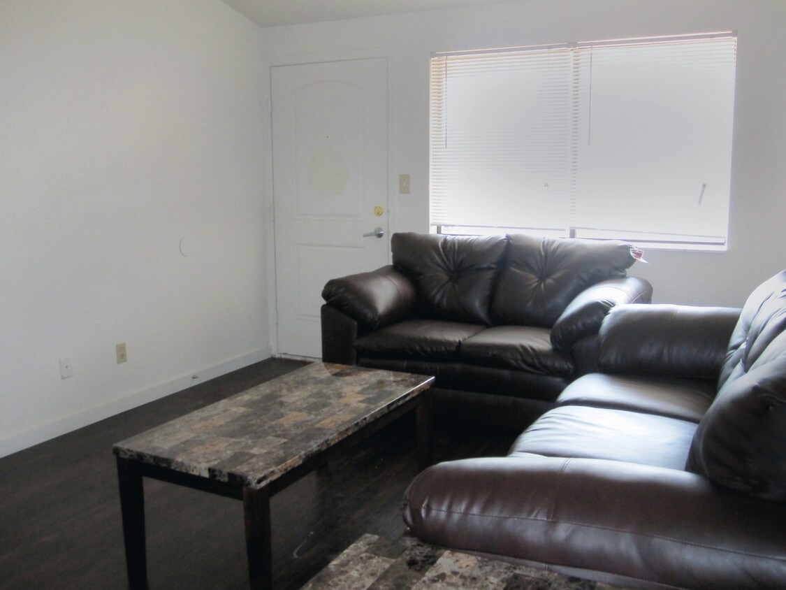 Primary Photo - 1105 W Main