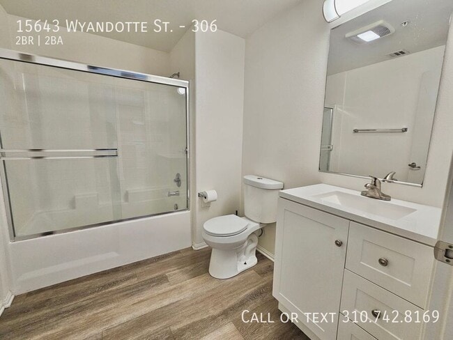 Building Photo - 15643 Wyandotte St