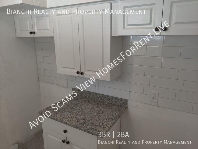 Foto del edificio - Remodeled 3 bedroom / 2 bath - Unit on Rig...