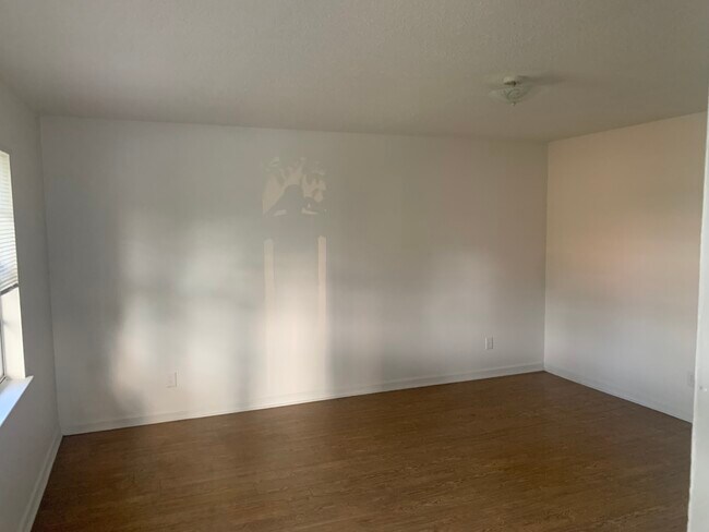 Livingroom - 1004 Metro Dr