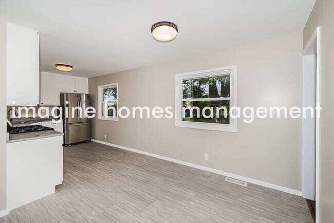 Foto del edificio - Available mid-August! Fully Renovated 4 Be...