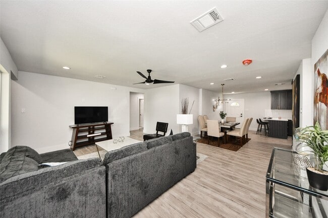 Building Photo - 3630 Alsace St