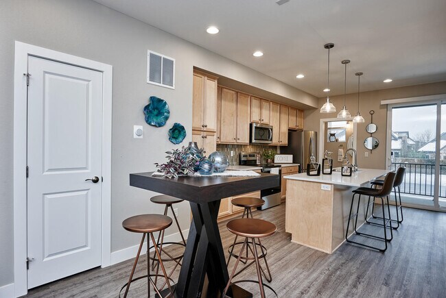 Building Photo - Creekline Townhomes