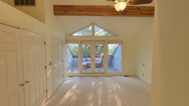 Master bedroom - 690 N Pennsylvania St