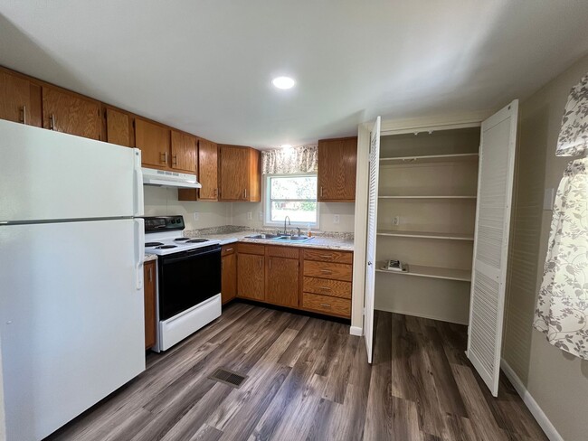 Building Photo - Nicely Remodeled 2 Bedroom, 1 Bathroom Man...