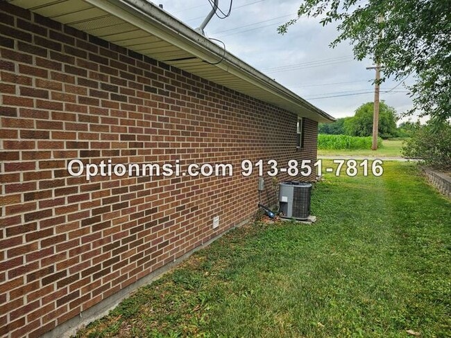 Building Photo - Main level living!