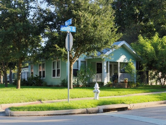 Building Photo - 103 6th St