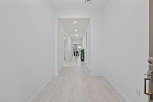 Foto del edificio - Newer Single Story 5 Bedroom 3 Bath Home in Vail