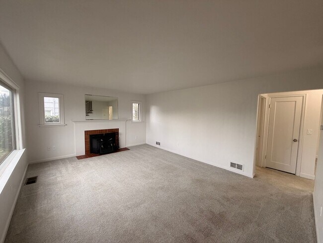 Building Photo - Quiet and Cozy 3 BD, 2 BA W/ 2 Car Garage in Tacoma!