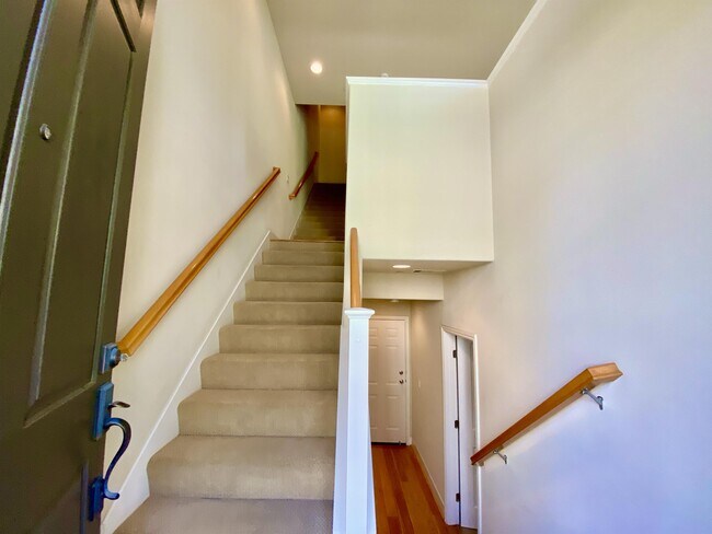 Building Photo - 10 Muller Pl